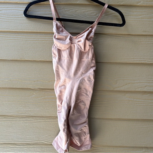 SKIMS Sculpting Bodysuit Mid Thigh Size Small/Medium - Picture 1 of 3